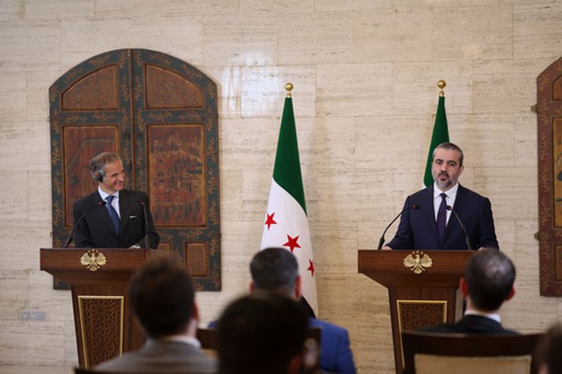 El director general del Organismo Internacional de Energía Atómica (OIEA), Rafael Mariano Grossi, a la izquierda, y el ministro de Asuntos Exteriores de Siria, Asaad al-Shibani asisten a una rueda de prensa en Damasco, Siria, el martes 18 de agosto de 2026. (Foto AP/Ghaith Alsayed)