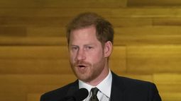 El príncipe Enrique habla durante la cena One Year to Go de los Juegos Invictus en Vancouver, Columbia Británica, el viernes 16 de febrero de 2024. (Ethan Cairns/The Canadian Press via AP)