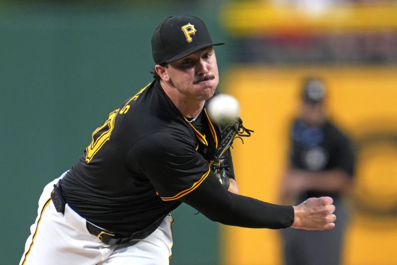 Paul Skenes de los Piratas de Pittsburgh lanza ante los Rojos de Cincinnati, el lunes 17 de junio de 2024. (AP Foto/Gene J. Puskar)