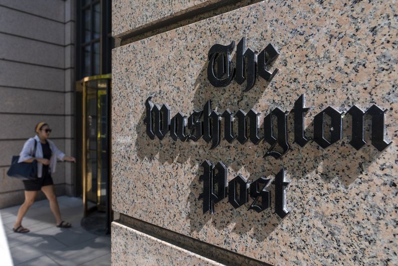 Una persona entra al edificio del The Washington Post, el viernes 21 de junio de 2024, en Washington. (AP Foto/Alex Brandon, Archivo)