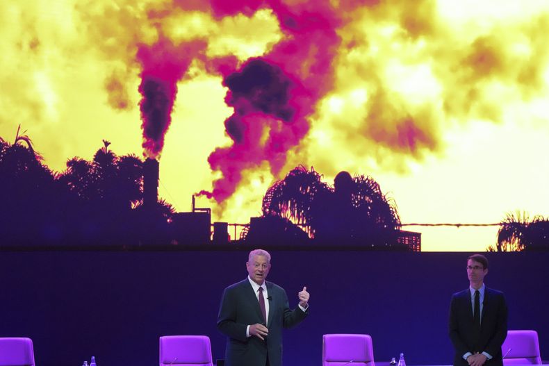 Al Gore, exvicepresidente de Estados Unidos, interviene en una charla sobre Climate Trace, una base de datos que monitorea las emisiones, durante la cumbre climática de Naciones Unidas, o COP29, el 15 de noviembre de 2024, en Bakú, Azerbaiyán. (AP Foto/Sergei Grits)