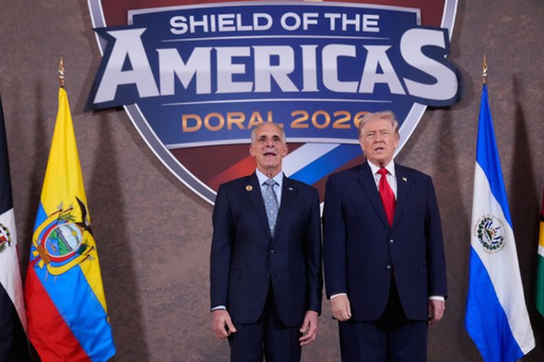 El presidente estadounidense Donald Trump posa con su homólogo hondureño Nasry Asfura en la Cumbre Escudo de las Américas, el sábado 7 de marzo de 2026, en el complejo turístico Trump National Doral Miami, en Doral, Florida. (AP Foto/Mark Schiefelbein)