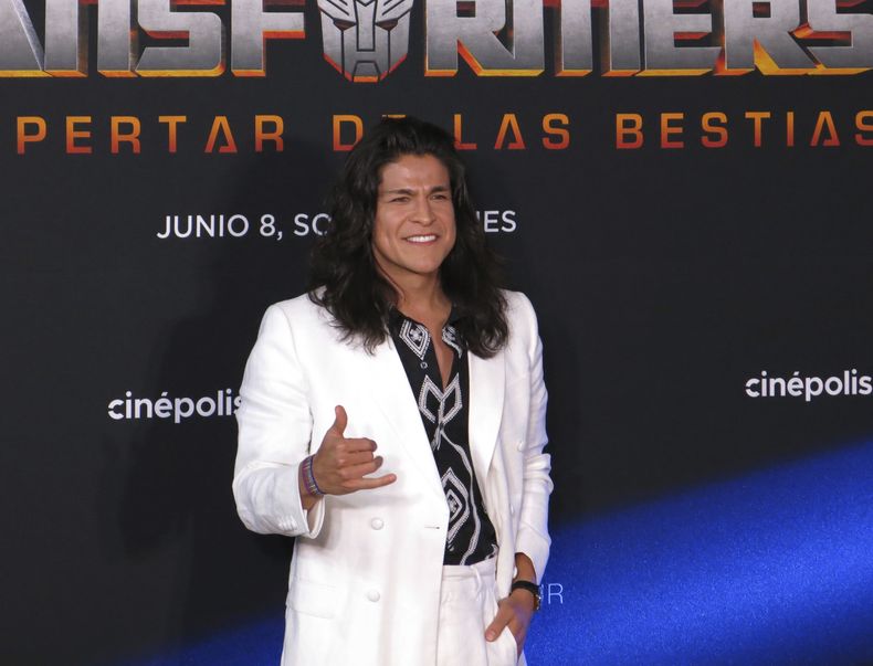 El actor estadounidense Cristo Fernández posa a su llegada a la alfombra roja de Transformers: Rise of the Beasts, en la Ciudad de México el 30 de mayo de 2023. (Foto AP/Berenice Bautista)