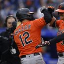 Ryan OHearn festeja su jonrón de tres carreras con Adam Frazier, de los Orioles de Baltimore, en un juego ante los Azulejos de Toronto, el sábado 20 de mayo de 2023 (Cole Burston/The Canadian Press via AP)