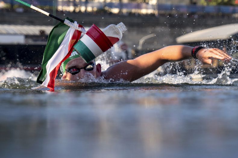 Una bandera de Hungría señala la bebida asignada para el húngaro Kristof Rasovszky durante el maratón en aguas abiertas de lo Juegos Olímpicos de París, el viernes 9 de agosto de 2024. (AP Foto/David Goldman)