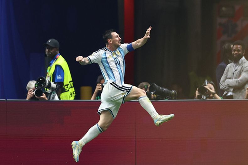 Lionel Messi celebra tras anotar el segundo gol de Argentina en la victoria 3-2 ante Egipto en los octavos de final del Mundial, el martes 7 de julio de 2026, en Atlanta. (AP Foto/Colin Hubbard)