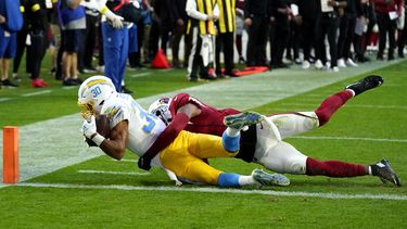 Chargers se arriesgan con la conversión, superan a Cardinals