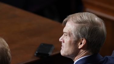 El representante Jim Jordan escucha durante una votación en el recinto de la Cámara de Representantes, en el Capitolio, Washington, el viernes 20 de octubre de 2023. (AP Foto/Alex Brandon)