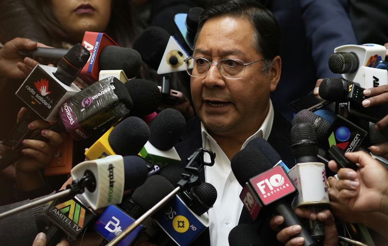 ARCHIVO - El presidente de Bolivia, Luis Arce, ofrece una conferencia de prensa en el palacio presidencial, en La Paz, Bolivia, el 7 de abril de 2025. (AP Foto/Juan Karita, archivo)