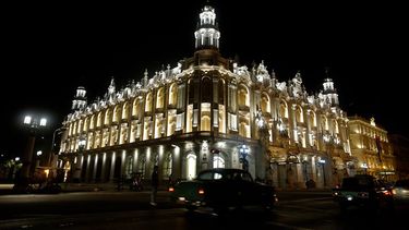 escalada de precios y colas de madrugada tras reapertura del gran teatro de la habana