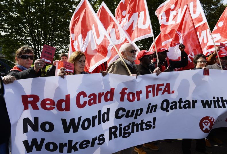 Miembros del sindicato UNIA se manifiestan frente a la sede central de la FIFA en protesta por las condiciones de trabajo durante la Copa Mundial 2022 en Catar, el 3 de octubre del 2013 en Zurich (AP Foto/Keystone, Steffen Schmidt)