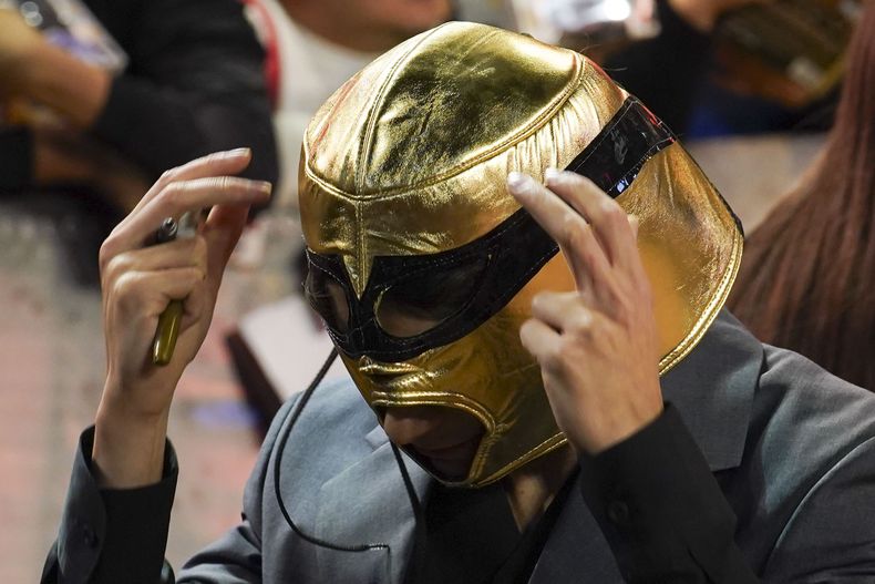 El actor Timothee Chalamet se pone una máscara de luchador en la alfombra roja de la película Dune: Part Two, en la Ciudad de México el martes 6 de febrero de 2024. (Foto AP/Marco Ugarte)