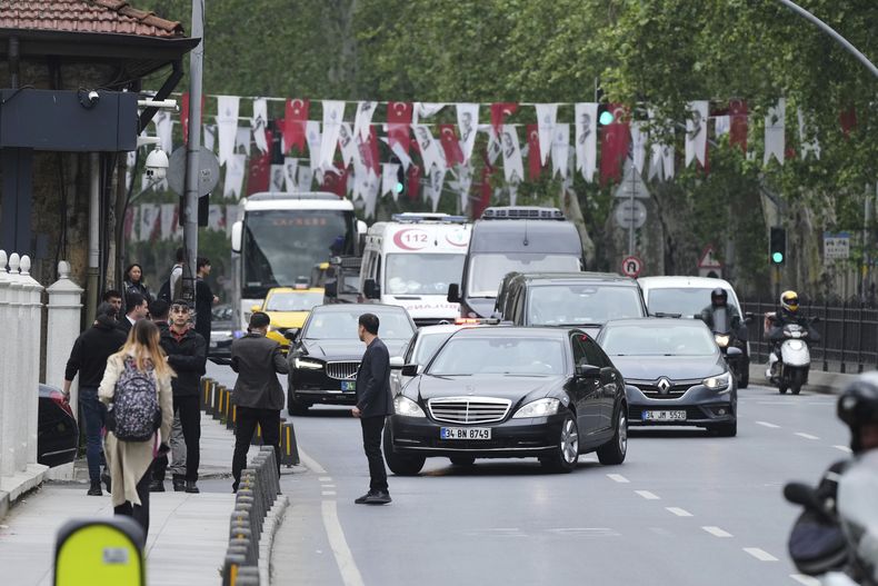 Vehículos empiezan a llegar a las inmediaciones del palacio de Dolmabache antes del inicio de las conversaciones entre delegaciones de Rusia y Ucrania, en Estambul, Turquía, el 16 de mayo de 2025. (AP Foto/Dilara Acikgoz)