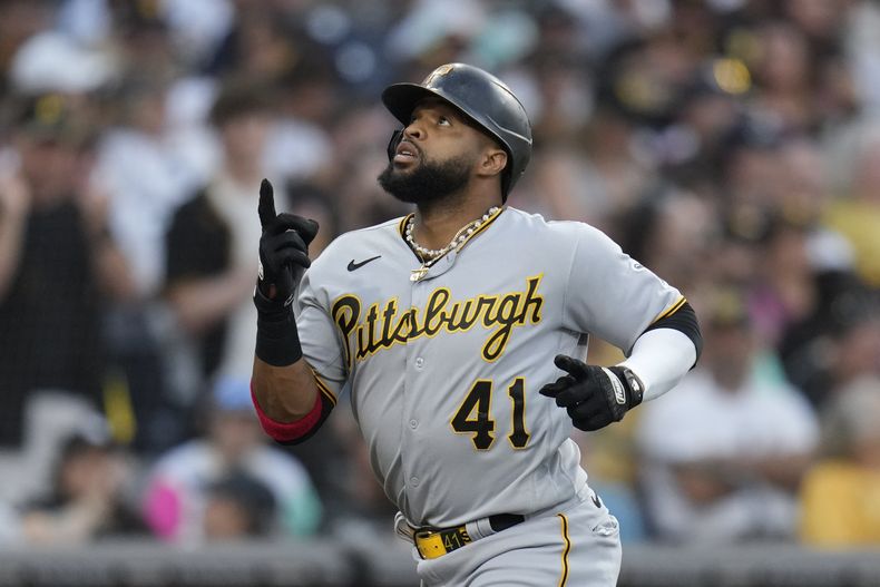 ARCHIVO - El dominicano Carlos Santana festeja luego de conectar un jonrón de dos carreras en el tercer inning del encuentro del lunes 24 de julio de 2023 ante los Padres de San Diego (AP Foto/Gregory Bull, archivo)