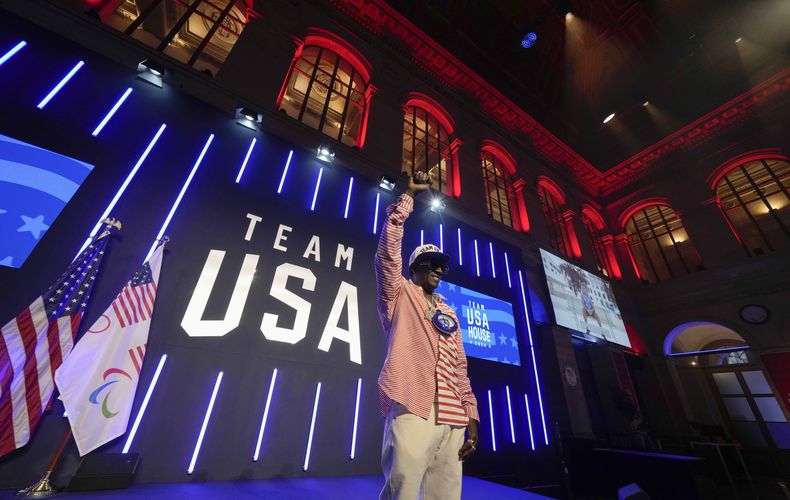 Flavor Flav gesticula en el escenario de la casa de Estados Unidos en los Juegos Olímpicos de verano de 2024, el jueves 25 de julio de 2024, en París, Francia. (Foto AP/Luca Bruno)