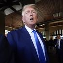 ARCHIVO - El expresidente Donald Trump visita el Café du Monde en Nueva Orleans, 25 de julio de 2023. Trump y otros precandidatos republicanos asisten el sábado 9 de setiembre de 2023 a un partido de fútbol americano universitario en Ames, Iowa. (AP Foto/Gerald Herbert, File)