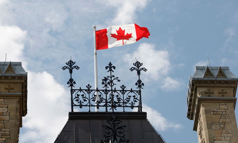 La bandera canadiense ondea en Parliament Hill, Ottawa, el sábado 22 de agosto de 2026. (Patrick Doyle/The Canadian Press vía AP)