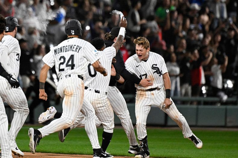 Sam Antonacci, derecha, de los Medias Blancas de Chicago, celebra con sus compañeros de equipo después de batear un sencillo productor de dos carreras durante la novena entrada del juego de béisbol de Grandes Ligas contra los Guardianes de Cleveland, el lunes 22 de junio de 2026, en Chicago. (AP Foto/Matt Marton)