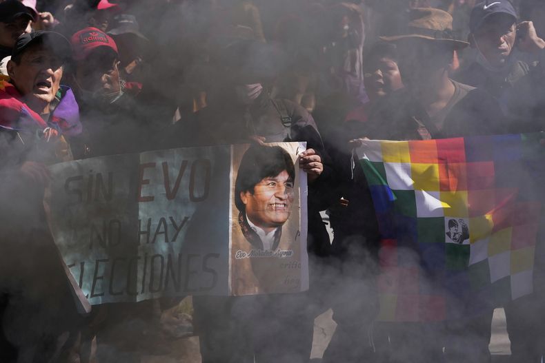 Seguidores sostienen un cartel con la imagen del expresidente Evo Morales y la frase Sin Evo no hay elecciones, durante una protesta para exigir que se le permita postular a las próximas elecciones presidenciales, cerca del Tribunal Supremo Electoral, en La Paz, Bolivia, el 29 de mayo de 2025. (AP Foto/Juan Karita)