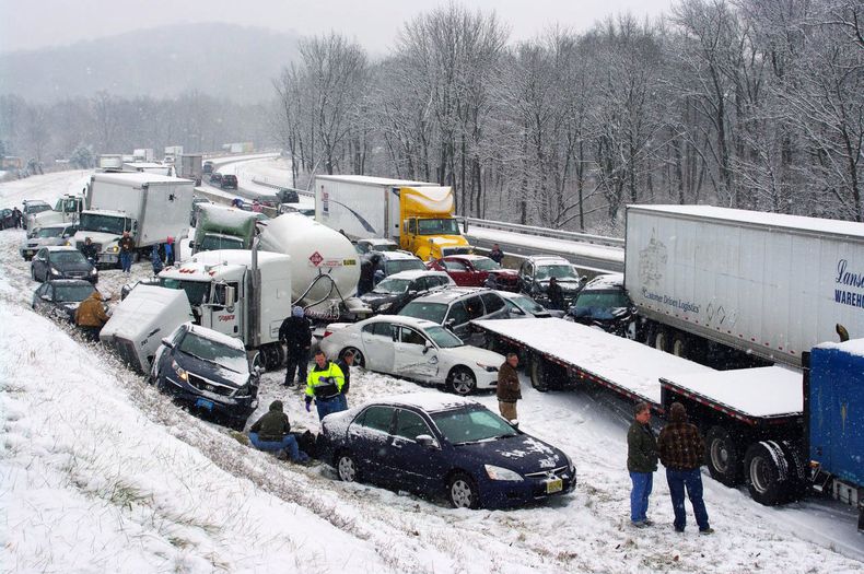 Veh&iacute;culos apilados por un kil&oacute;metros y medio (1 milla) en la autopista Turnpike de Pensilvania el jueves 26 de diciembre del 2013. Tramos de autopistas fueron bloqueados en el &aacute;rea oriental de Pensilvania, cubierta de nieve, a ra&iacu