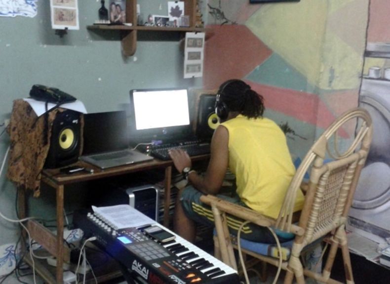 El-pequenho-estudio-de-Guampara-Music-Kamerum-el-Akdémico-trabajando-en-el_Foto-Perez-Chang.jpg