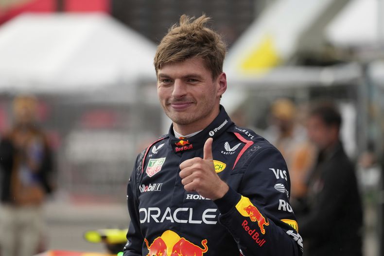El neerlandés Max Verstappen de Red Bull reacciona tras calificar primero al Gran Premio de Azerbaiyán el sábado 20 de septiembre del 2025. (AP Foto/Darko Bandic)