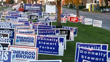 Pancartas de campaña en el exterior de la junta electoral del condado de Franklin en Columbus, Ohio, el martes 8 de octubre de 2024. (AP Foto/Paul Vernon)