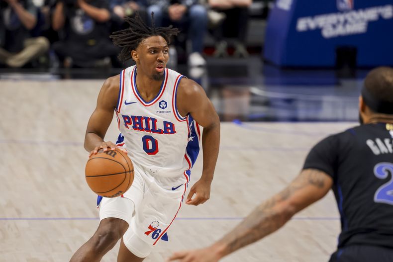 Tyrese Maxey (0) de los 76ers de Filadelfia penetra al aro durante el partido contra los Mavericks de Dallas, el domingo 3 de marzo de 2024. (AP Foto/Gareth Patterson)