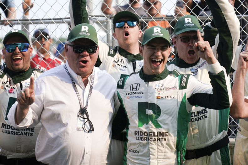 ARCHIVO - Foto del 4 de junio del 2023, el dueño del equipo Chip Gannasi celebra con el piloto Alex Palou tras ganar el Gran Premio de Detroit de la IndyCar. (AP Foto/Paul Sancya, Archivo)