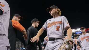 Henderson empuja 4; Orioles barren a Nacionales