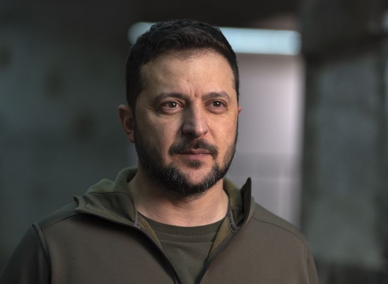 El presidente ucraniano Volodymyr Zelenskyy posa para una fotografía después de su entrevista con The Associated Press en Járkiv, Ucrania, el 30 de noviembre de 2023. (Foto AP/Efrem Lukatsky, Archivo)