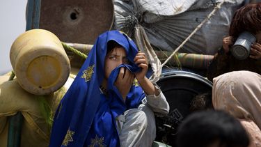 americateve | Una ni&ntilde;a de una tribu paquistan&iacute; cuida sus pertenencias en un cami&oacute;n tras arribar a Bannu, Pakist&aacute;n, mi&eacute;rcoles 18 de junio de 2014. Miles de aldeanos huyen despu&eacute;s que el ej&eacute;rcito levanta parcialmente el to