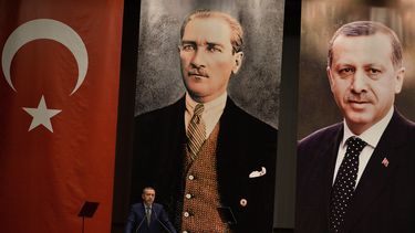 americateve | El primer ministro turco Recep Tayyip Erdogan se dirige a los miembros de su partido en Ankara, Turqu&iacute;a, el mi&eacute;rcoles 25 de diciembre de 2013. En el centro aparece una imagen de Kemal Ataturk, fundador de Turqu&iacute;a, y a la derecha una d