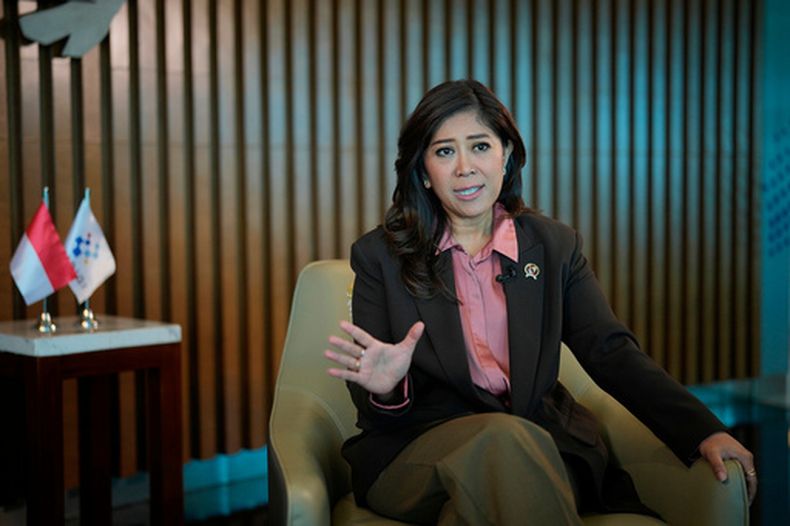 La ministra de Comunicación y Asuntos Digitales de Indonesia, Meutya Hafid, concede una entrevista a The Associated Press el miércoles 29 de abril de 2026, en Yakarta, Indonesia. (AP Foto/Achmad Ibrahim)