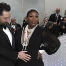 Alexis Ohanian, izquierda, y Serena Williams llegan a la gala del Instituto del Vestido del Museo Metropolitano de Arte para celebrar la inauguración de la exposición Karl Lagerfeld: A Line of Beauty el lunes 1 de mayo de 2023 en Nueva York. (Foto Evan Agostini/Invision/AP)