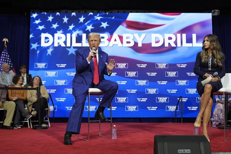 El entonces candidato presidencial republicano Donald Trump en un evento en la Greater Philadelphia Expo Center & Fairgrounds en Oaks, Pensilvania, el 14 de octubre del 2024, mientras lo escucha la gobernadora de Dakota del Sur, Kristi Noem. (AP foto/Alex Brandon)