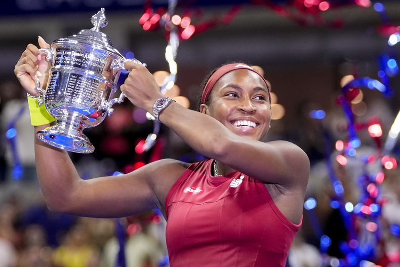 ARCHIVO - Foto del 9 de septiembre del 2023, la estadounidense Cooc Gauff levanta el trofeo tras ganar el Abierto de Estados Unidos. (AP Foto/Frank Franklin II, Archivo)
