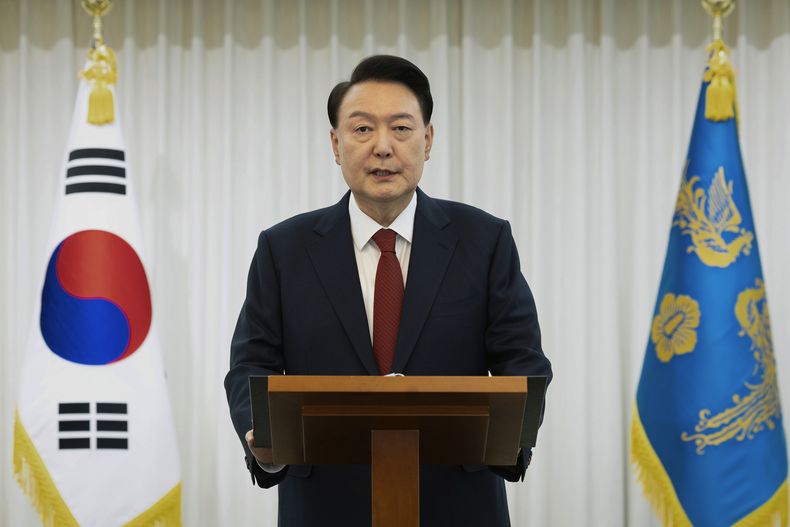 ARCHIVO - En esta imagen publicada por la oficina del presidente de Corea del Sur, el presidente del país, Yoon Suk Yeol, habla en su residencia oficial en Seúl, Corea del Sur, el 14 de diciembre de 2024. (Oficina del presidente de Corea del Sur via AP, Archivo)