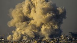 Humo tras un bombardeo israelí en la Franja de Gaza, visto desde el sur de Israel, sábado 16 de diciembre de 2023. (AP Foto/Ariel Schalit)