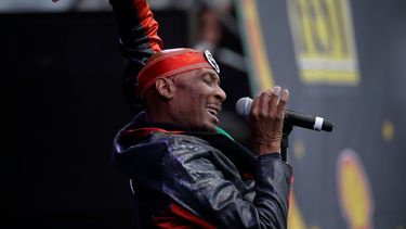 ARCHIVO - Jimmy Cliff se presenta en el New Orleans Jazz and Heritage Festival en Nueva Orleans, el viernes 3 de mayo de 2013. (Foto AP/Gerald Herbert, archivo)