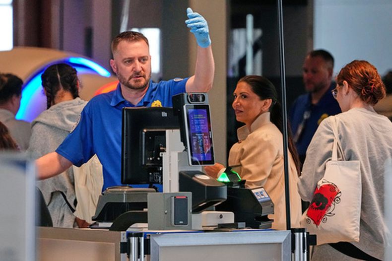 Un agente de la TSA revisa a los pasajeros en el control de seguridad del Aeropuerto Internacional de Pittsburgh el lunes 30 de marzo de 2026. (Foto AP/Gene J. Puskar)