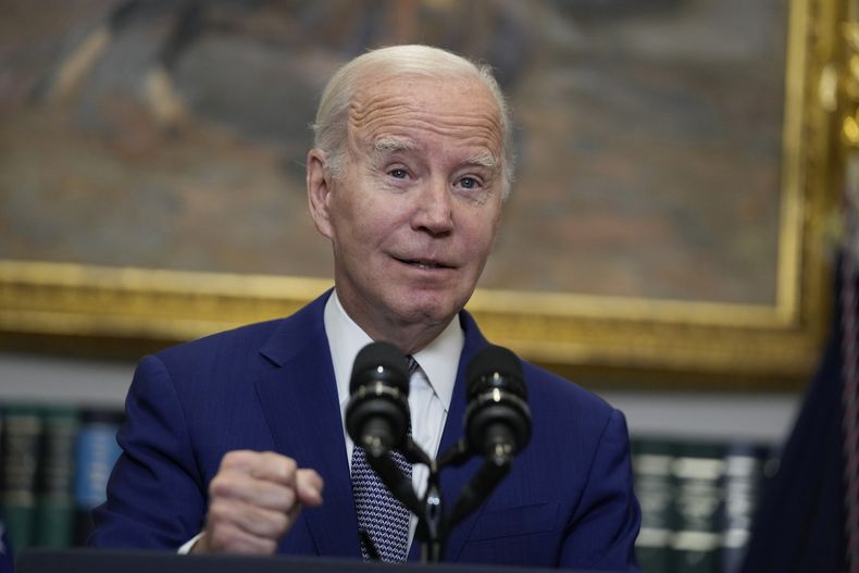 El presidente Joe Biden habla en la Casa Blanca, Washington, 1 de octubre de 2023. (AP Foto/Manuel Balce Ceneta)