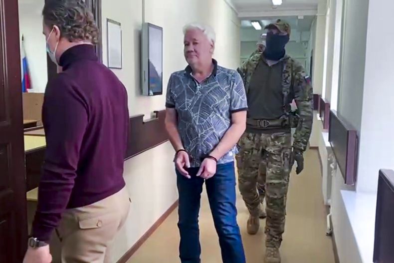 ARCHIVO - En esta imagen tomada de un video publicado por la Corte de Distrito de Lefortovo, Robert Shonov, ciudadano ruso que trabajó más de 25 años en el ahora clausurado consulado de Estados Unidos en Vladivostok, es escoltado por funcionarios a la sala en la Corte de Distrito de Lefortovo en Moscú, Rusia, el jueves 18 de mayo de 2023. (Corte del Distrito de Lefortovo via AP, Archivo)