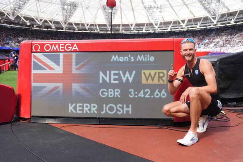 El británico Josh Kerr celebra después de establecer un nuevo récord mundial en la prueba de la milla masculino en el Encuentro Atlético Novuna, el sábado 18 de julio de 2026, en Londres. (Adam Davy/PA via AP)