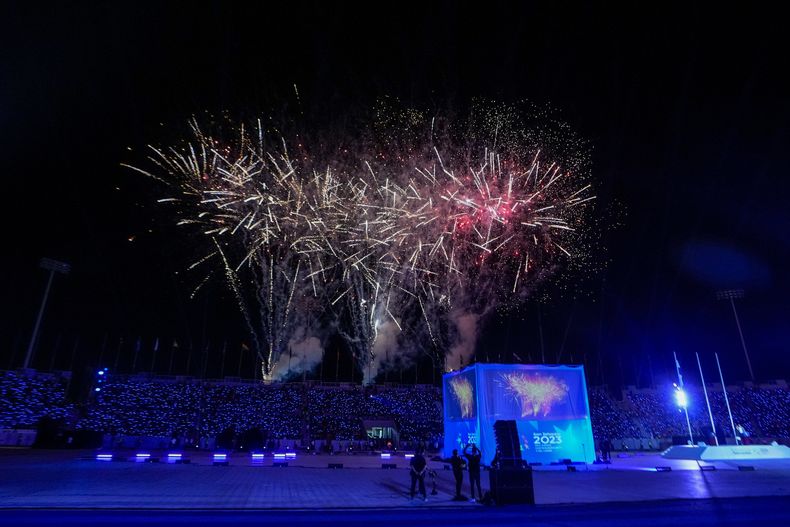 La pirotecnia estalla sobre el estadio Jorge Mágico González de San Salvador durante la ceremonia inaugural de los Juegos Centroamericanos y del Caribe en San Salvador, el viernes 23 de junio de 2023 (AP Foto/Arnulfo Franco)