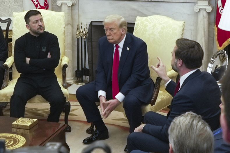 El vicepresidente JD Vance, derecha, habla con el presidente ucraniano Volodymyr Zelenskyy, izquierda, mientras el presidente Donald Trump escucha en el Despacho Oval de la Casa Blanca, el viernes 28 de febrero de 2025, en Washington. (AP Foto/ Mystyslav Chernov)