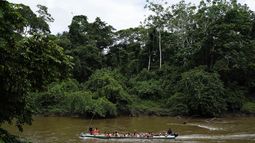 Migrantes que se encaminan hacia el norte arriban a Lajas Blancas, provincia del Darién, Panamá, el viernes 6 de octubre de 2023, tras caminar a través del Tapón del Darién desde Colombia. (AP Foto/Arnulfo Franco)