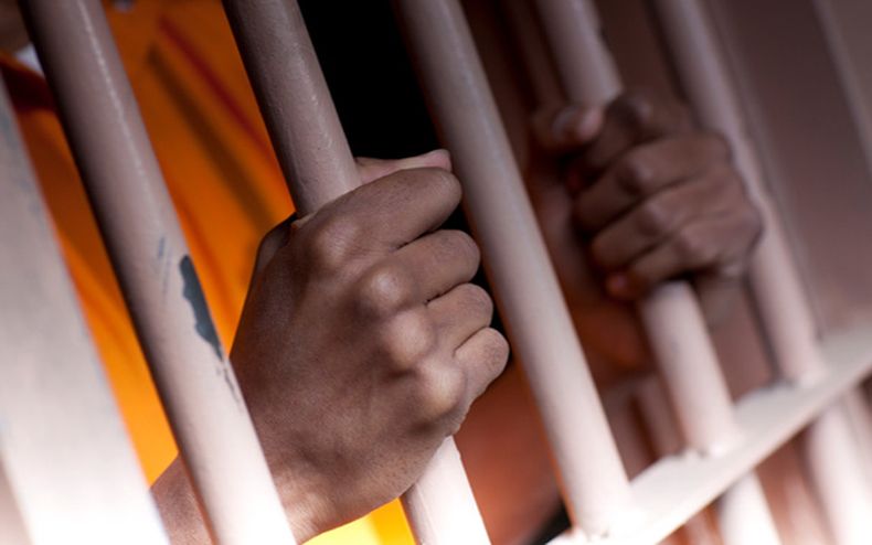 Florida despidió a 32 guardias de la prisión este viernes, como parte de una investigación sobre las muertes de reclusos de cuatro cárceles estatales. Los guardias despedidos fueron acusados de conducta criminal o mala conducta con relación a muertes inte