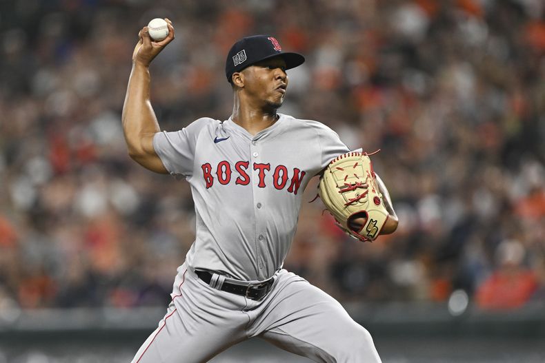 El lanzador de los Medias Rojas de Boston, Brayan Bello, lanza durante la primera entrada contra los Orioles de Baltimore, el sábado 17 de agosto de 2024, en Baltimore. (AP Foto/Terrance Williams)