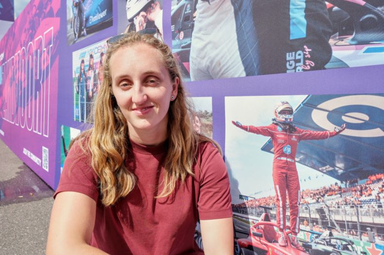 Maya Weug posa para una foto en una carrera de la F1 Academy race en Zandvoort, Países Bajos, el 23 de agosto de 2026. (AP Foto/Patrick Post)